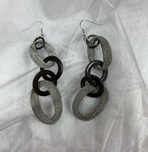 Stella Thomas Designs, 3 LOOP EARRING (BLACK MATTE HORN)
Mixed Media
THOM197
$120
Gallery staff will contact you 72 hours after purchase regarding any additional shipping costs.