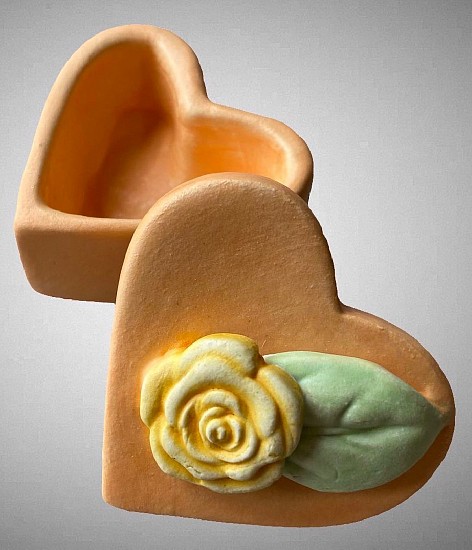 Nicole Moan, ORANGE SMALL HEART WITH FLAT YELLOW ROSE AND LEAF I
Porcelain clay, underglaze, glaze, 1 1/4 x 1 1/2 in. (3.2 x 3.8 cm)
MOAN026
$45
Gallery staff will contact you 72 hours after purchase regarding any additional shipping costs.